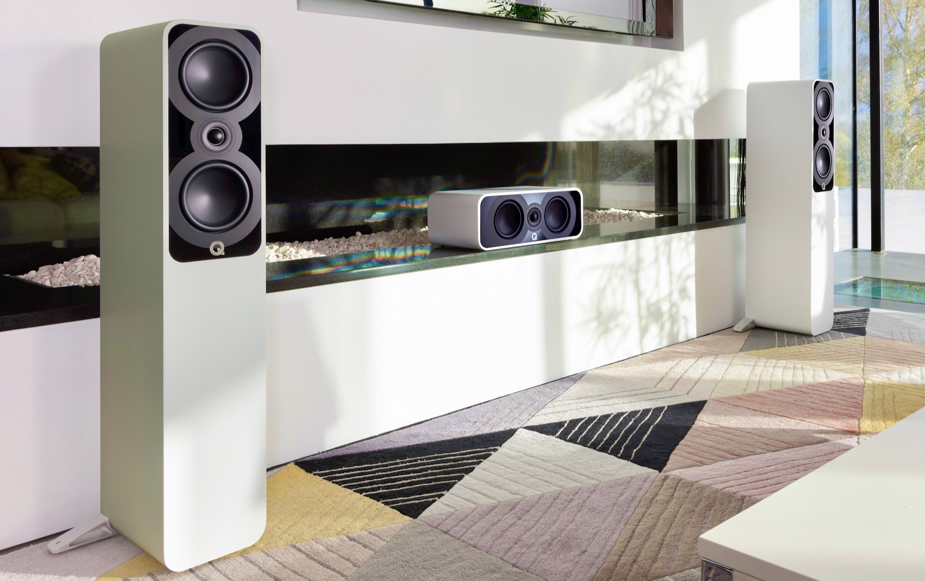 q-acoustics-5040-white-fllorstanding-speakers
