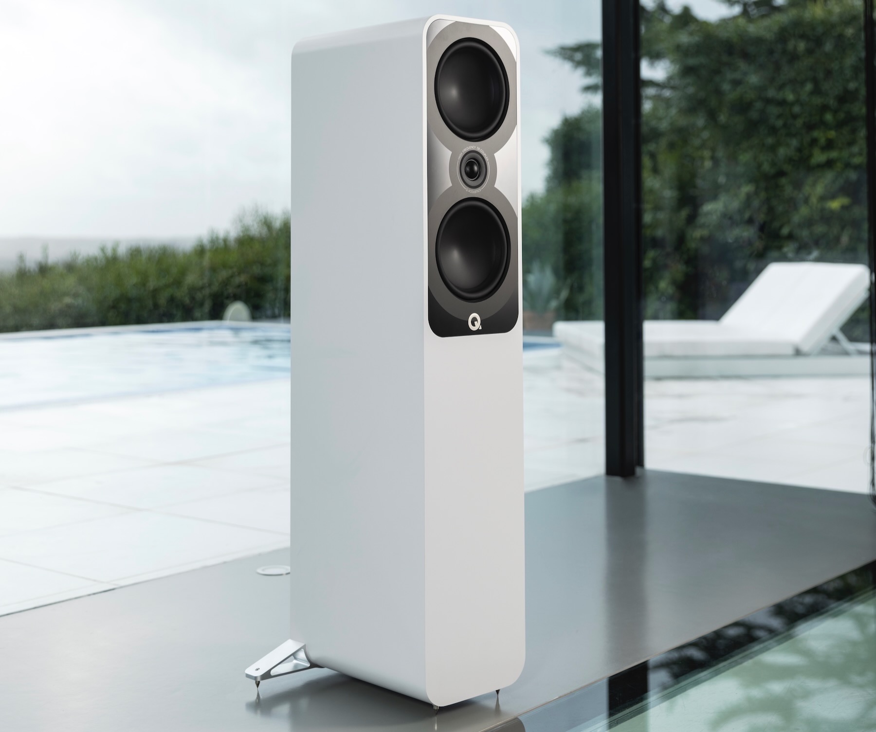 q-acoustics-5050-floorstanding-speakers-white-lifestyle